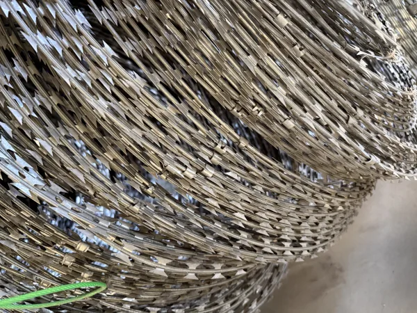 Rust-Free Security: Galvanized vs Stainless Steel Razor Wire Lifetime Compared 1 Heavy duty concertina coils